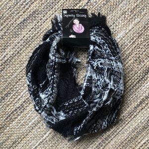 Nicole Infinity scarf black, white gray w/ fringe